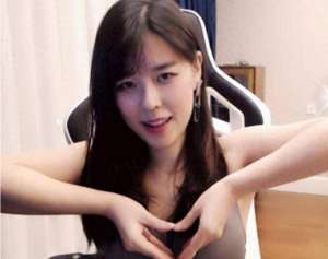 女主播绿色包臀裙(女主播沫子身着性感黑丝包臀裙自信参加相亲，结果惨遭无人问津)