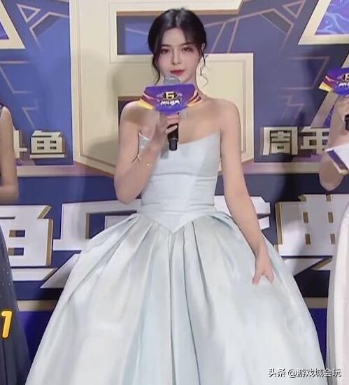 斗鱼年度盛典公认的最美主播 完美颠覆去年年度形象获得水友好评