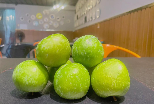 千万粉丝网红唐艺参加儿子初中毕业礼！泪流满面，将与郭有才同台