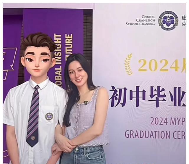 千万粉丝网红唐艺参加儿子初中毕业礼！泪流满面，将与郭有才同台