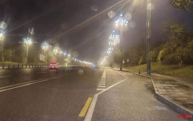 乐山一女主播路边直播时设备被撞追踪：女主播在非机动车道直播，被交警批评教育