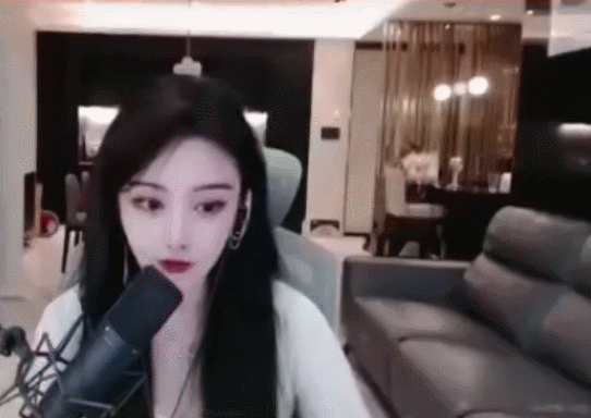 睡衣男子突然在镜头前，女主播调侃是修水管的，随后又改口弟弟？