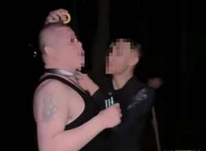 美女主播被绑架(主播直播时遭“绑架”？警方称系赚流量摆拍，无限期封号)