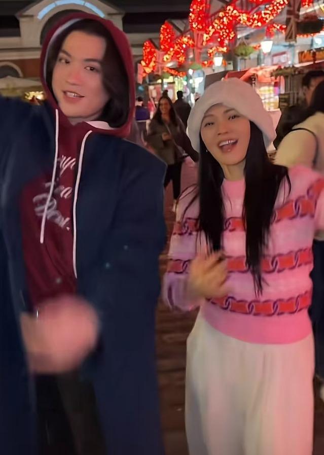 56岁伊能静大冬天穿破洞牛仔裤室外跳舞，状态逆生长太绝美了