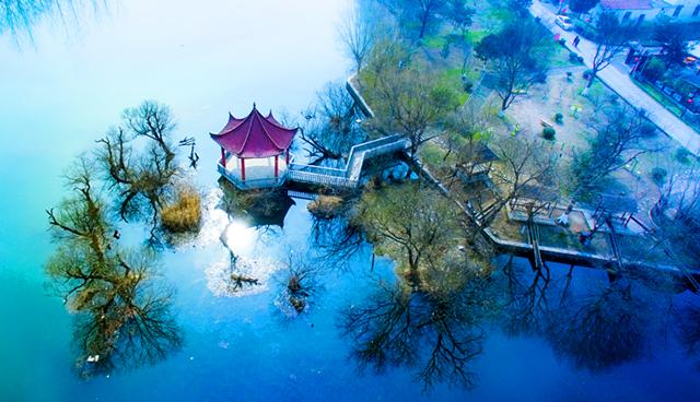 周六10点看直播，美女主播在汤山金乌公园体验温泉文化