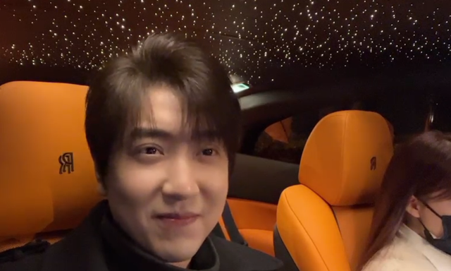 MR白冰虎牙首秀，当天吸粉15万，开星空顶豪车接美女吃豪华大餐