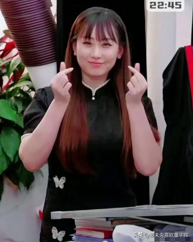 楠楠，一个开朗大气的女孩，在直播间给董宇辉穿衣，场景令人回味