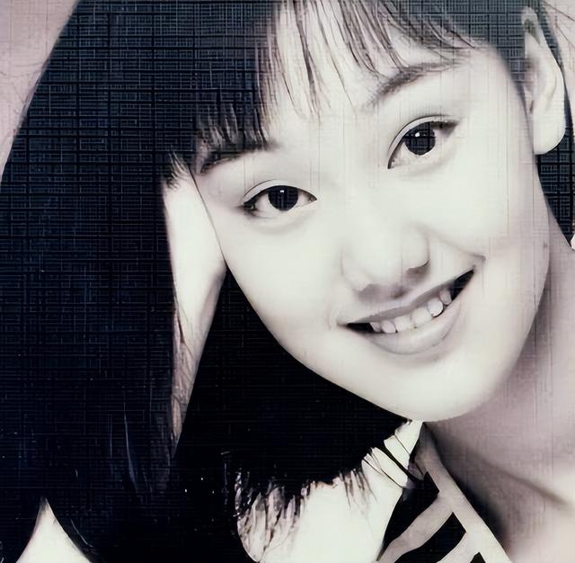 她是央视最美主持,曾跟李咏曹可凡传绯闻,被骂出央视后至今单身