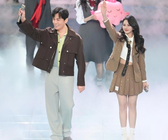 56岁伊能静大冬天穿破洞牛仔裤室外跳舞，状态逆生长太绝美了