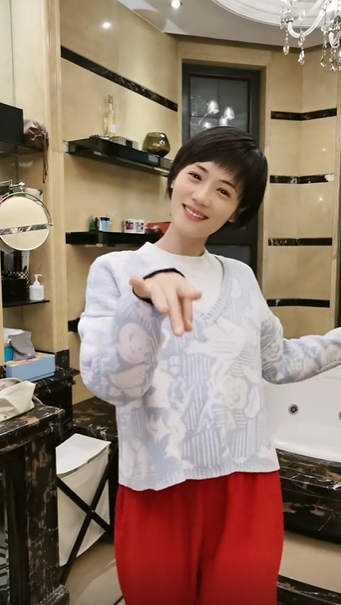 央视主持人董丽萍热舞,40岁皮肤白身材纤细,被网友盛赞是中学生