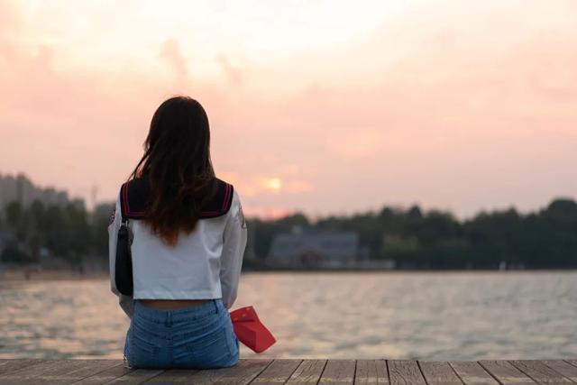 国脚赵丽娜直播被骂哭冲上热搜：人到了穷的时候，赚钱不丑