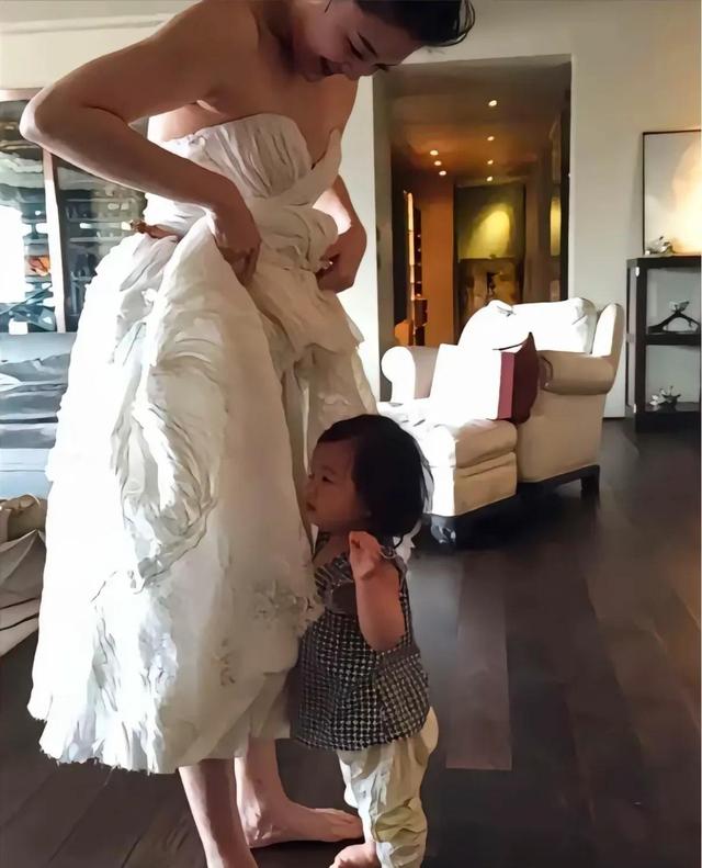 亲眼目睹大S离世 ，小玥儿和霖霖崩溃大哭！太可怜了！