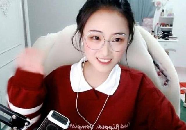 太真实了！LOL萌妹主播勇闯祖安白银，队友听了声音秒变舔狗