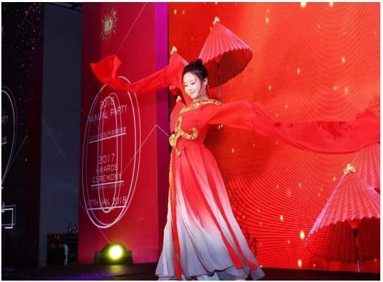 陌陌万能美晗直播间再现17惊喜夜经典舞蹈，一袭红衣仙气飘飘