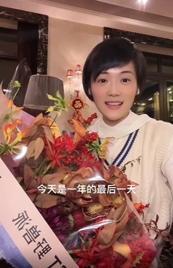 央视主持人董丽萍热舞,40岁皮肤白身材纤细,被网友盛赞是中学生