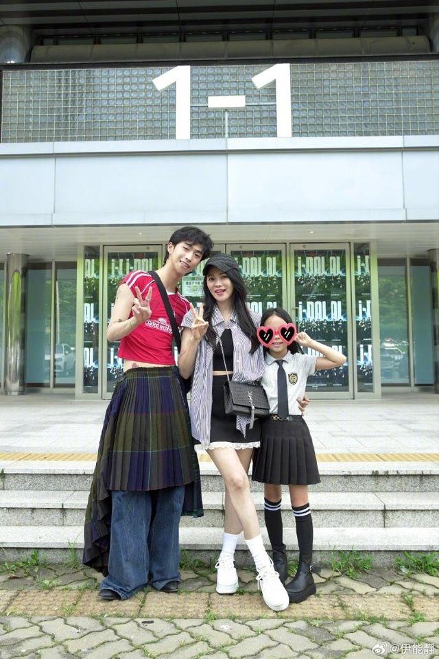 56岁伊能静大冬天穿破洞牛仔裤室外跳舞，状态逆生长太绝美了