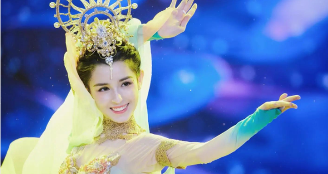 一支舞蹈成名的新疆美女,因“蜡烛门”事件深陷舆论,今出演女主