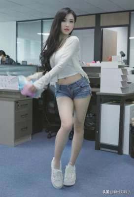 斗鱼女主播跳槽(接受不了收入落差，小深深评价斗鱼跳槽女主播，去某音只能喝稀饭)