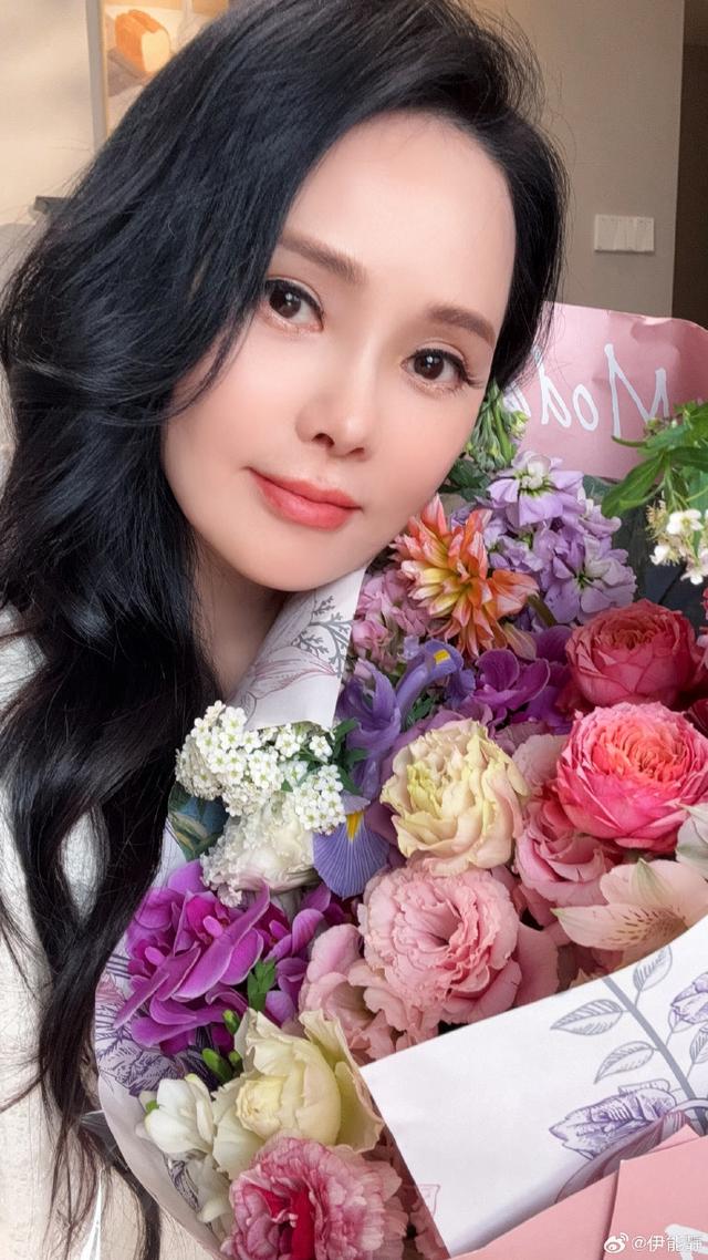 56岁伊能静大冬天穿破洞牛仔裤室外跳舞，状态逆生长太绝美了