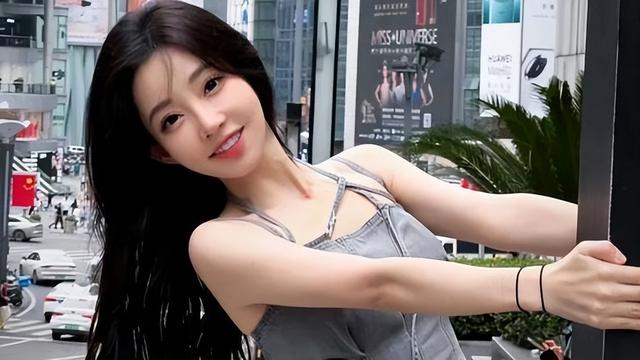 封号斗罗米娜偷偷开播！因穿着性感被超管警告，粉丝：别多管闲事