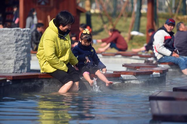 周六10点看直播，美女主播在汤山金乌公园体验温泉文化