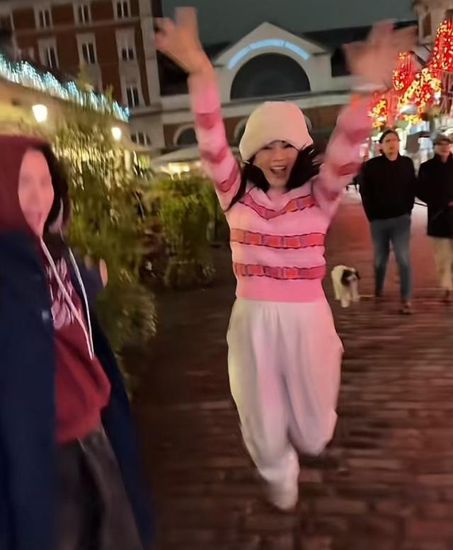 56岁伊能静大冬天穿破洞牛仔裤室外跳舞，状态逆生长太绝美了