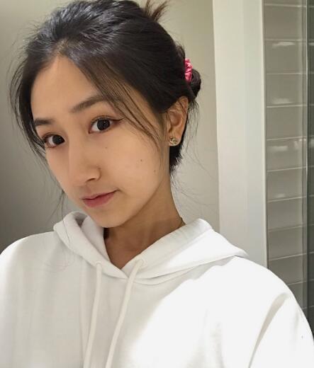 央视主持人史小诺女儿近照曝光，穿泳装大秀好身材，欧美范十足