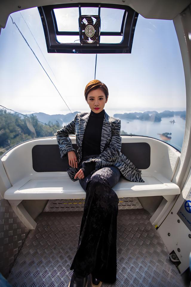 她是浙江台女神级主持人,长相清纯却身材火辣,难怪红的一塌糊涂