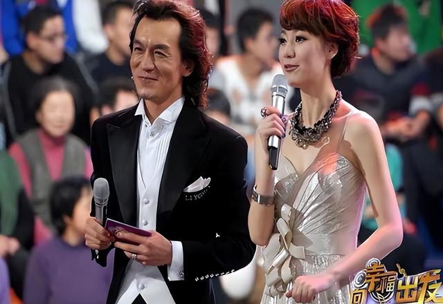 她是央视最美主持,曾跟李咏曹可凡传绯闻,被骂出央视后至今单身