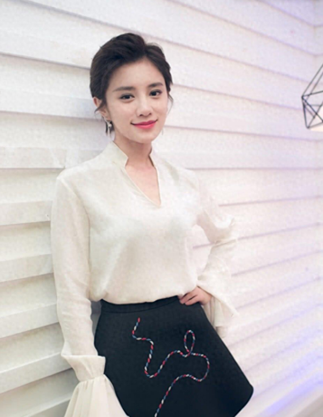 她是浙江台女神级主持人,长相清纯却身材火辣,难怪红的一塌糊涂