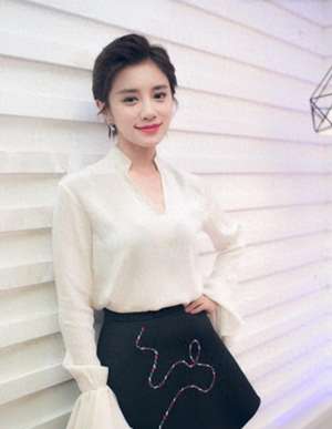 浙江卫视女主播(她是浙江台女神级主持人，长相清纯却身材火辣，难怪红的一塌糊涂)