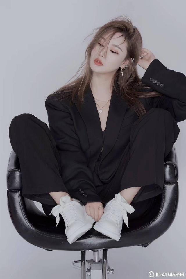 陌陌万能美晗直播间再现17惊喜夜经典舞蹈，一袭红衣仙气飘飘