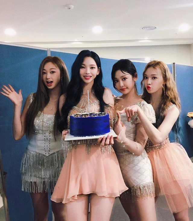 韩国女团舞台被指博眼球,表演服走光露打底裤,镜头专盯裙底拍