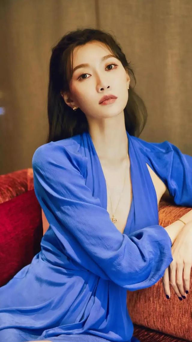 美女主持李斯羽高清壁纸写真，婀娜多姿，仪态万方