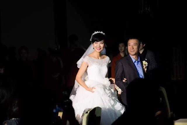 嫁给河北台男主播  湖北台女主播的伴娘团里竟有个男人！