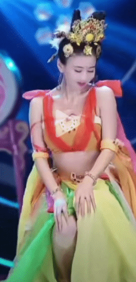 恒大的白珊珊性感蹲蹲舞，网友评论“只能撑3下”