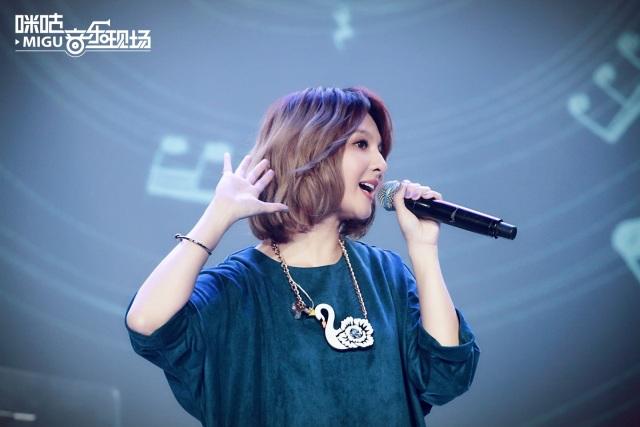 郭静成都首开唱，要跟歌迷唱到八十岁