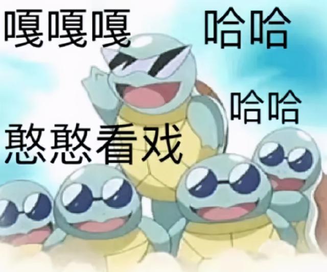 睡衣男子突然在镜头前，女主播调侃是修水管的，随后又改口弟弟？