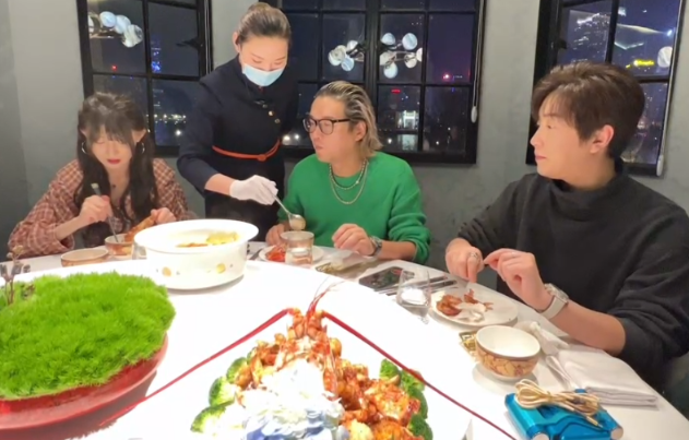 MR白冰虎牙首秀，当天吸粉15万，开星空顶豪车接美女吃豪华大餐