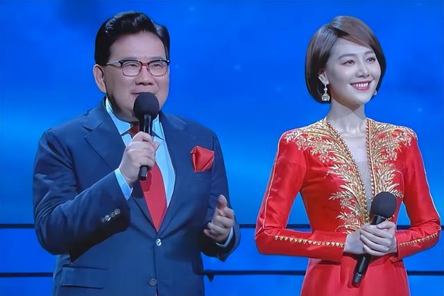 她是央视最美主持,曾跟李咏曹可凡传绯闻,被骂出央视后至今单身