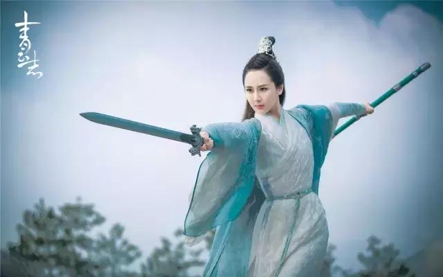 整容成瘾，变脸成习惯，可惜杨紫浪费一手好牌，毁了自己也要毁了