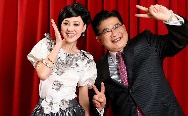 她是央视最美主持,曾跟李咏曹可凡传绯闻,被骂出央视后至今单身