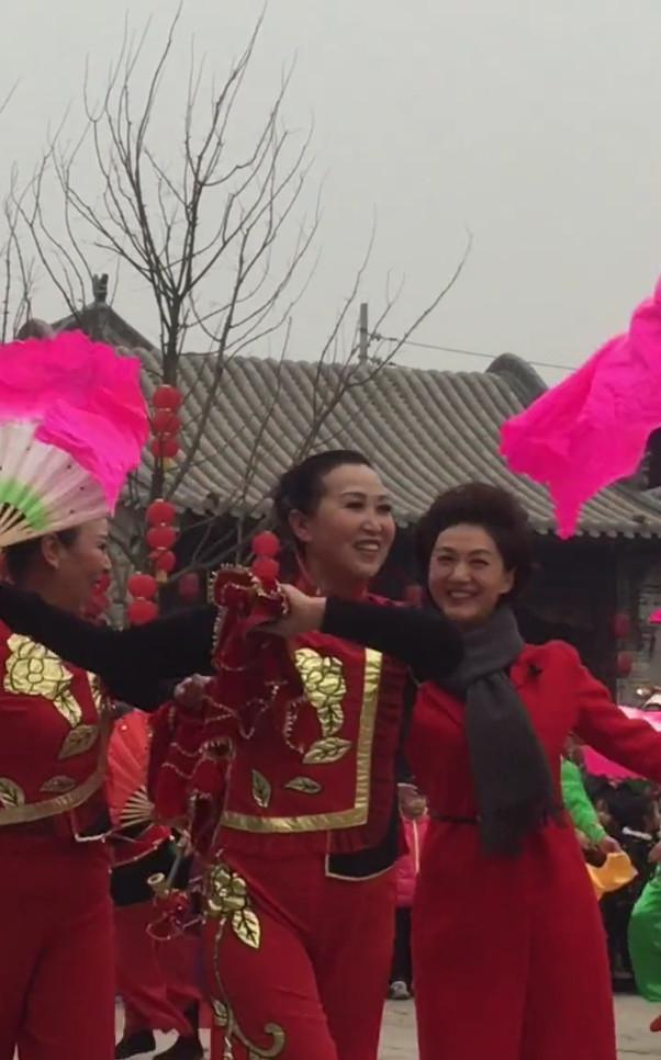 47岁央视一姐海霞回老家过年，跳广场舞讲河南话，所有人都震惊了