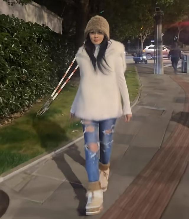 56岁伊能静大冬天穿破洞牛仔裤室外跳舞，状态逆生长太绝美了