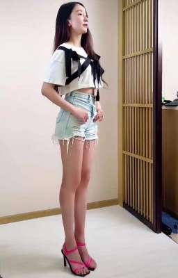 女主播蓝色牛仔裤热舞(娄艺潇穿超短牛仔裤秀热舞，一双粉红高跟鞋太抢眼，网友：腿真白)