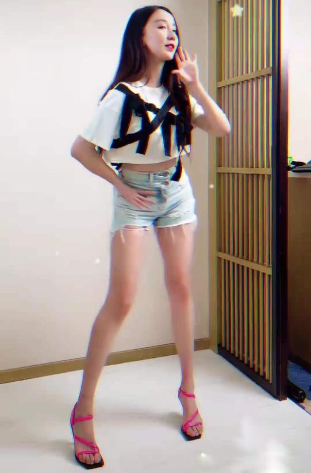 娄艺潇穿超短牛仔裤秀热舞，一双粉红高跟鞋太抢眼，网友：腿真白