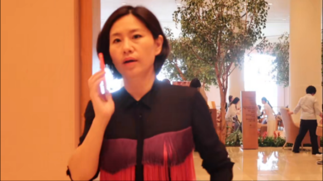 央视主持人史小诺女儿近照曝光，穿泳装大秀好身材，欧美范十足