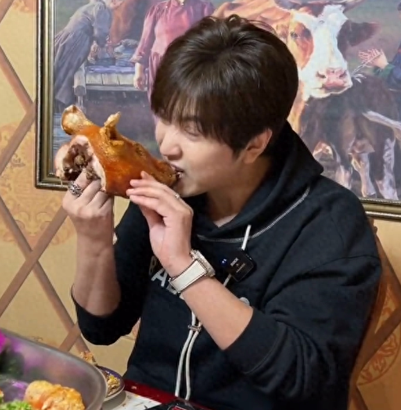 MR白冰虎牙首秀，当天吸粉15万，开星空顶豪车接美女吃豪华大餐