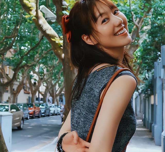 她是央视最美主持,曾跟李咏曹可凡传绯闻,被骂出央视后至今单身