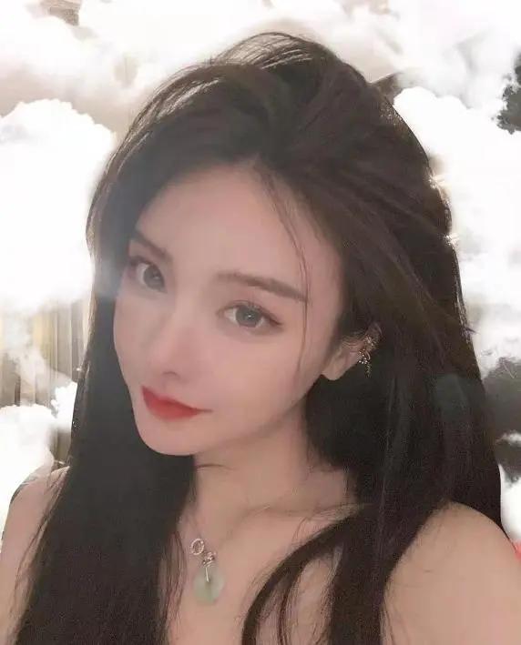 睡衣男子突然在镜头前，女主播调侃是修水管的，随后又改口弟弟？